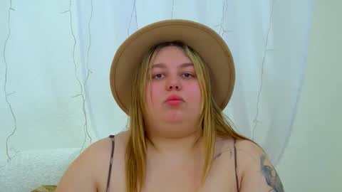 Snapshot of lillianhaig chatting on February 18, 6:48 pm LillianHaig online show from February 18, 6:48 pm