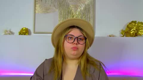 Snapshot of lillianhaig chatting on February 23, 6:49 pm LillianHaig online show from February 23, 6:49 pm