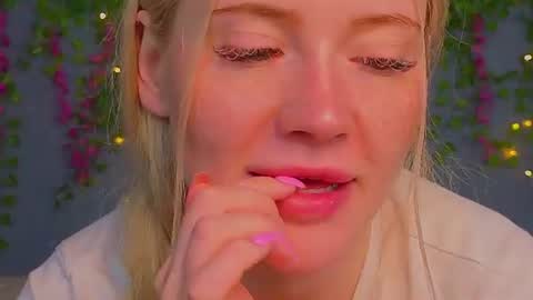 Snapshot of lillie_berry chatting on July 16, 5:35 am lillie_berry online show from July 16, 5:35 am