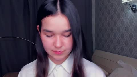 Celina Lillie online show from December 13, 9:31 pm