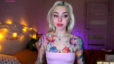 LilliMoore online show from April 17, 12:02 am