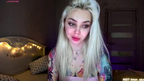 LilliMoore online show from May 30, 11:24 pm