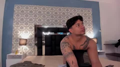 Snapshot of lillith_and_mike chatting on March 9, 5:44 am Lillith and Mike online show from March 9, 5:44 am