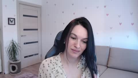 lilliyves online show from April 10, 9:47 am