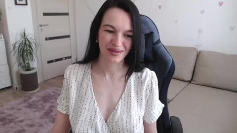 lilliyves online show from April 16, 10:05 am