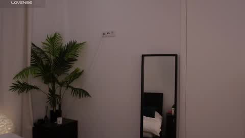 Lilly Colins online show from January 19, 9:34 pm