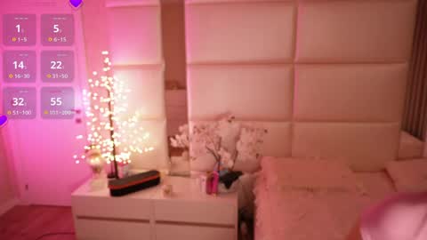 Lilly Colins online show from April 3, 7:45 pm