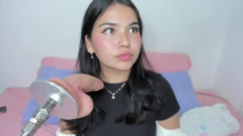 Snapshot of lilly_kinky chatting on February 20, 3:23 am Lilly online show from February 20, 3:23 am