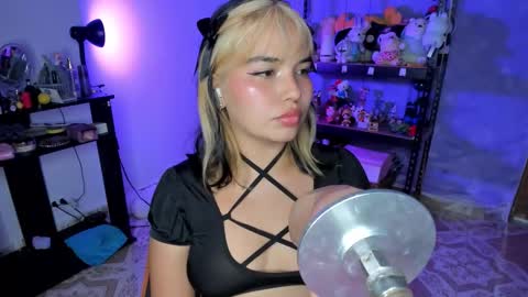 Snapshot of lilly_kinky chatting on October 23, 3:28 am Lilly online show from October 23, 3:28 am