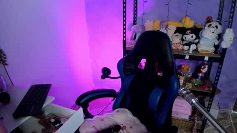 Snapshot of lilly_kinky chatting on December 14, 3:56 am Lilly online show from December 14, 3:56 am