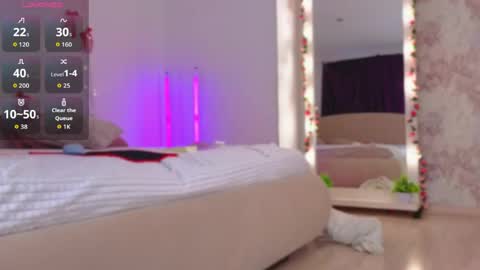 lilly_lux online show from April 18, 2:10 pm