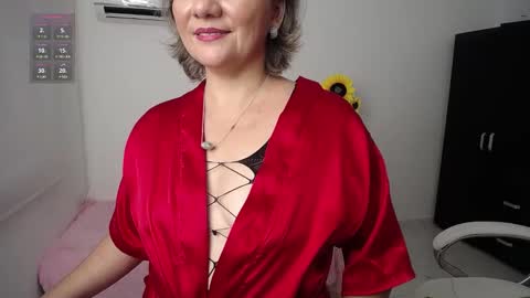 Snapshot of lilly_milf chatting on December 27, 12:12 pm Lilly online show from December 27, 12:12 pm