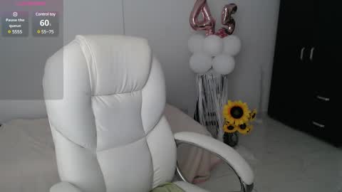 Snapshot of lilly_milf chatting on January 25, 11:11 pm Lilly online show from January 25, 11:11 pm