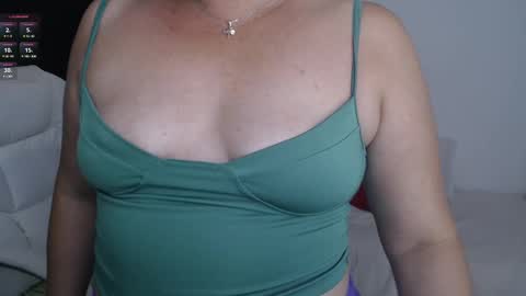 Snapshot of lilly_milf chatting on February 5, 10:55 pm Lilly online show from February 5, 10:55 pm