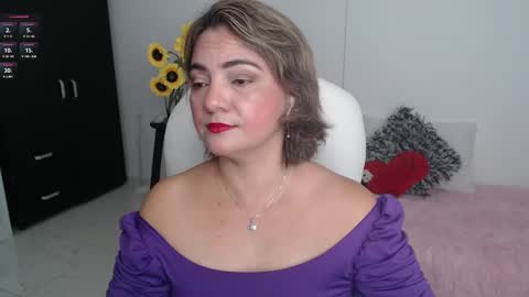 Snapshot of lilly_milf chatting on February 21, 12:17 pm Lilly online show from February 21, 12:17 pm