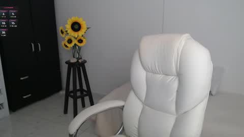 Snapshot of lilly_milf chatting on March 6, 12:52 pm Lilly online show from March 6, 12:52 pm