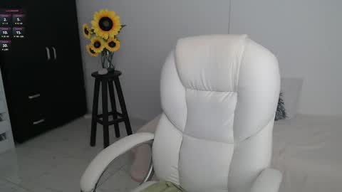 Snapshot of lilly_milf chatting on March 7, 6:54 pm Lilly online show from March 7, 6:54 pm