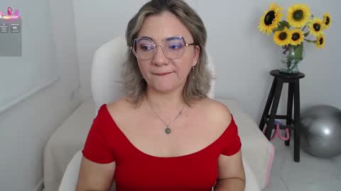 Snapshot of lilly_milf chatting on September 13, 1:44 pm Lilly online show from September 13, 1:44 pm