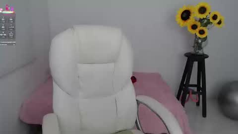 Snapshot of lilly_milf chatting on September 19, 2:29 pm Lilly online show from September 19, 2:29 pm