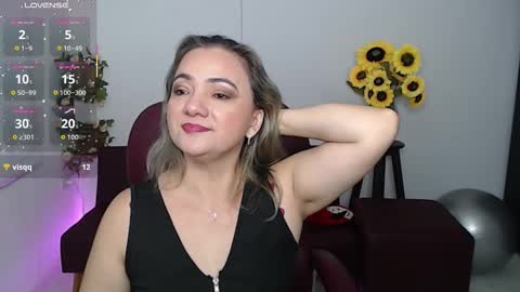 Snapshot of lilly_milf chatting on March 24, 2:33 pm Lilly online show from March 24, 2:33 pm