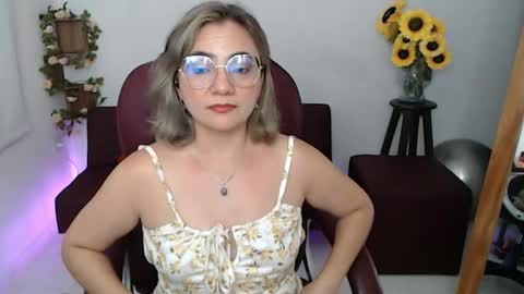 Snapshot of lilly_milf chatting on May 15, 5:42 pm Lilly online show from May 15, 5:42 pm