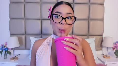 Snapshot of lilly_williamss chatting on April 26, 3:04 am Lilly online show from April 26, 3:04 am