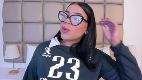 Snapshot of lilly_williamss chatting on May 14, 3:13 am Lilly online show from May 14, 3:13 am