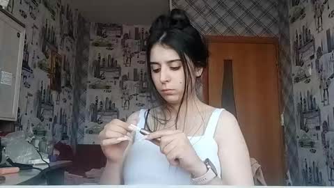 Snapshot of lillylarde chatting on December 17, 3:34 am Lina Hello guys Its my first day online show from December 17, 3:34 am