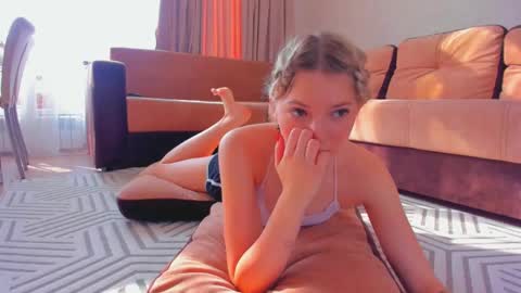 Snapshot of liloneforyou chatting on February 7, 10:40 am Semmy online show from February 7, 10:40 am