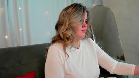 Snapshot of lily_bel chatting on May 19, 1:11 am Lily online show from May 19, 1:11 am