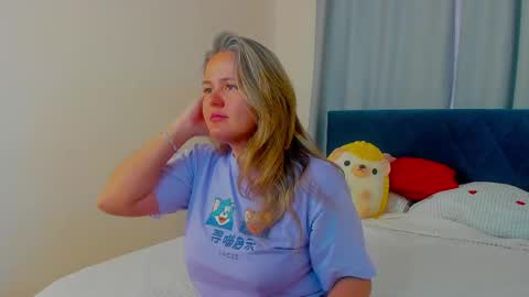 Snapshot of lily_bel chatting on June 4, 1:22 am Lily online show from June 4, 1:22 am