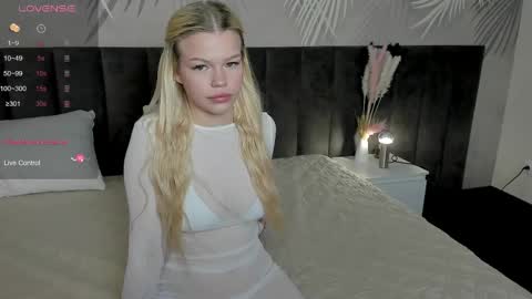 Lily online show from April 18, 2:37 am