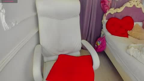 Snapshot of lily_merlin chatting on April 30, 7:25 am Lily online show from April 30, 7:25 am