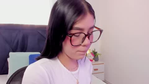 Snapshot of lily_woodz chatting on February 8, 2:53 pm LilyWoodz online show from February 8, 2:53 pm