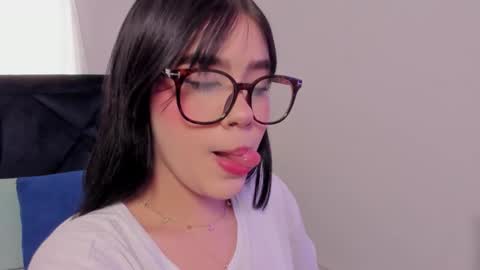 Snapshot of lily_woodz chatting on February 9, 7:07 pm LilyWoodz online show from February 9, 7:07 pm