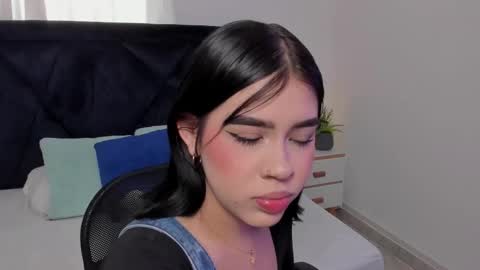 Snapshot of lily_woodz chatting on February 19, 7:32 pm LilyWoodz online show from February 19, 7:32 pm