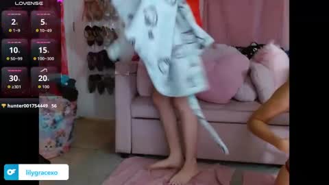 Snapshot of lilygracexoxo chatting on October 1, 10:16 pm Lily Grace online show from October 1, 10:16 pm