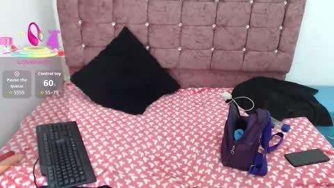 Snapshot of lilyjamesx chatting on October 31, 2:18 pm lilyjamesx online show from October 31, 2:18 pm