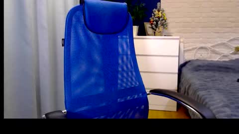 Lily online show from December 17, 7:03 am