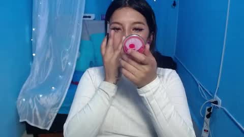 Snapshot of lilymoon_018 chatting on June 18, 1:04 pm lilymoon_018 online show from June 18, 1:04 pm