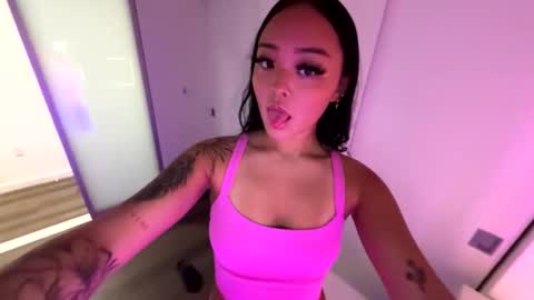 Snapshot of lilypowpow chatting on December 1, 4:06 am lilypowpow online show from December 1, 4:06 am