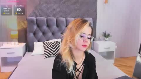 Snapshot of lilyrabbit chatting on October 14, 5:30 am Rose online show from October 14, 5:30 am