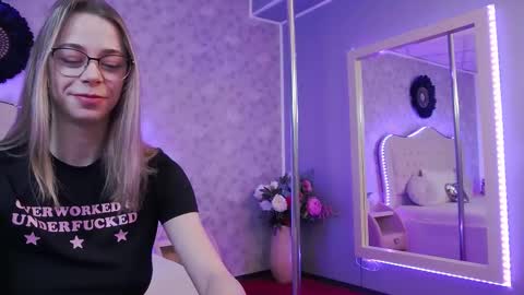 Snapshot of lilyrose_ chatting on March 3, 4:14 am online show from March 3, 4:14 am