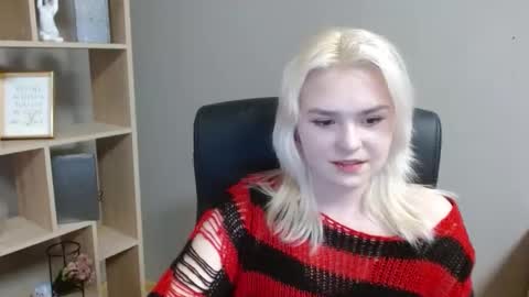 Snapshot of lilysweetxo chatting on February 10, 2:54 pm Lily online show from February 10, 2:54 pm