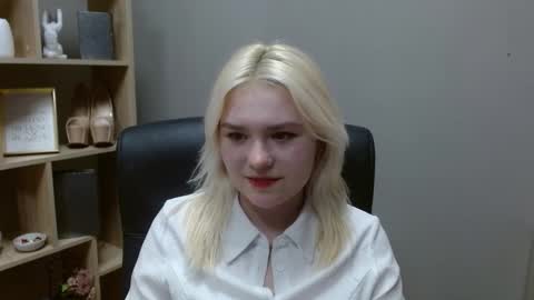 Snapshot of lilysweetxo chatting on February 18, 2:46 pm Lily online show from February 18, 2:46 pm