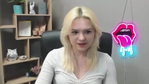 Snapshot of lilysweetxo chatting on February 28, 7:42 am Lily online show from February 28, 7:42 am
