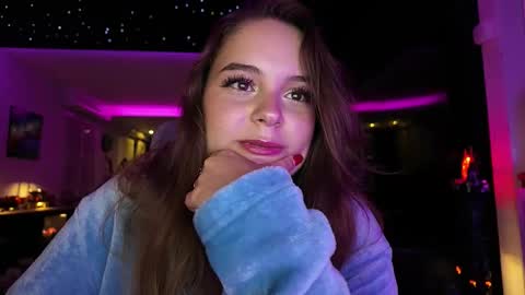 Snapshot of lilywhite_fr chatting on September 19, 2:24 am Lily White online show from September 19, 2:24 am