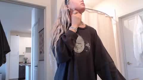 Snapshot of lilyyymonroee chatting on November 13, 1:43 pm Lily Monroe online show from November 13, 1:43 pm