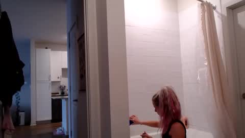 Snapshot of lilyyymonroee chatting on November 21, 5:00 pm Lily Monroe online show from November 21, 5:00 pm