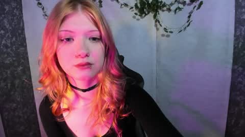 Lina online show from April 7, 8:09 pm